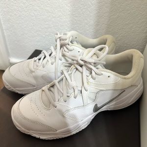 Nike Women's Court Lite2 Pickleball/Tennis🎾 Shoe. Great condition, barely worn
